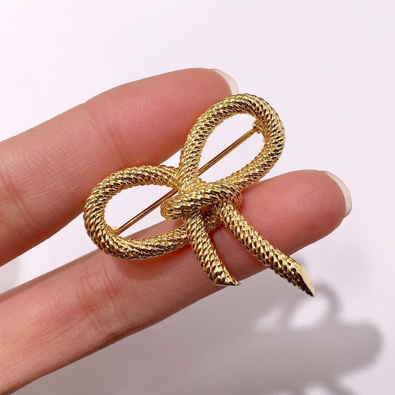Fashionable Twisted Cable-Knit Heart-Shaped Brooch