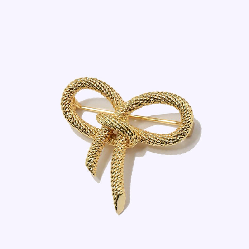 Fashionable Twisted Cable-Knit Heart-Shaped Brooch