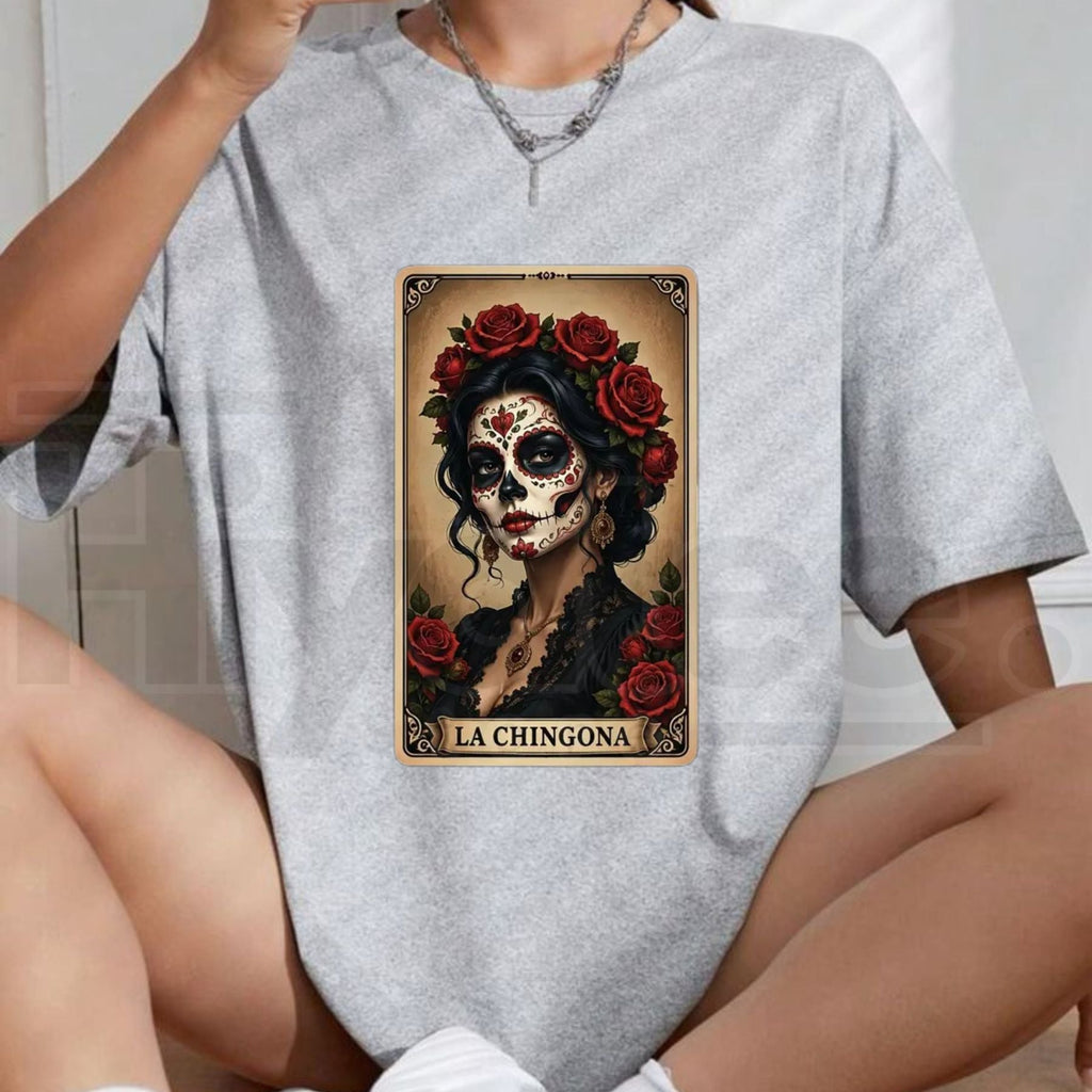 La Chingona Tarot Card Sugar Skull T-Shirt – Day Of The Dead Latina Pride Red Rose Tee