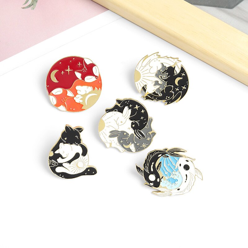 Embracing Gossip Illustration Creative Brooch Small Animal Badge