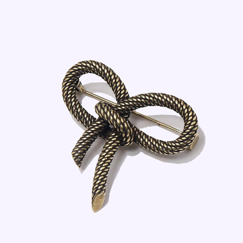 Fashionable Twisted Cable-Knit Heart-Shaped Brooch