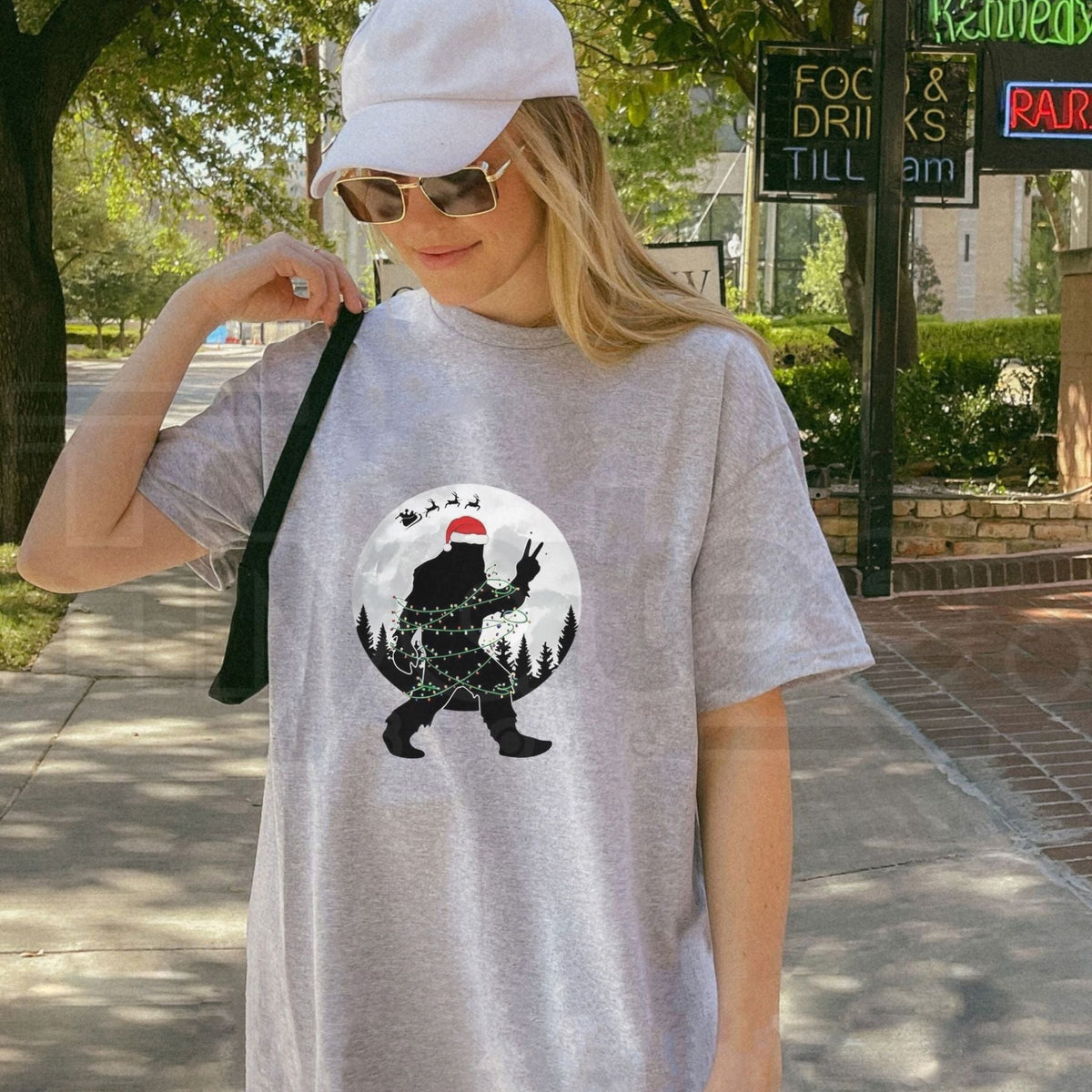Santa Hat Bigfoot Christmas T-Shirt – Funny Cryptid Holiday Lights Graphic Tee