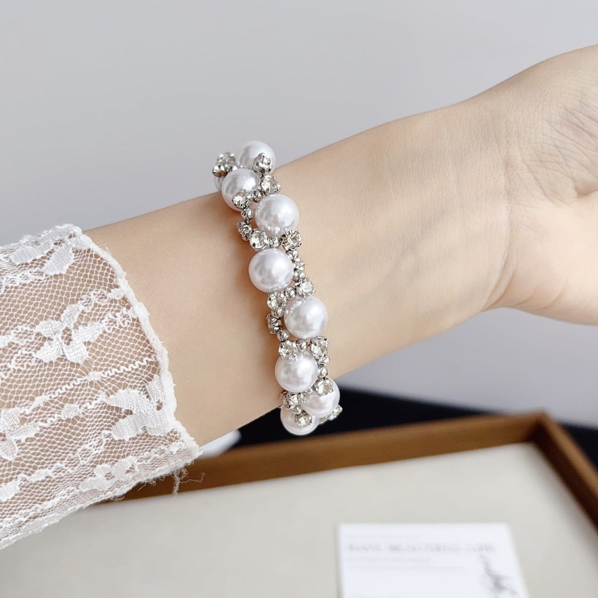 Exquisite French-style IWatch 10 Strap With Sparkling Diamond And Pearl Bracelet