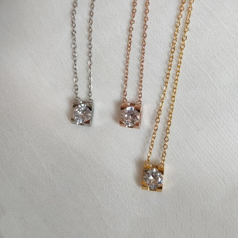 Simple Four-claw Single Diamond Pendant Female Temperament Titanium Steel Necklace