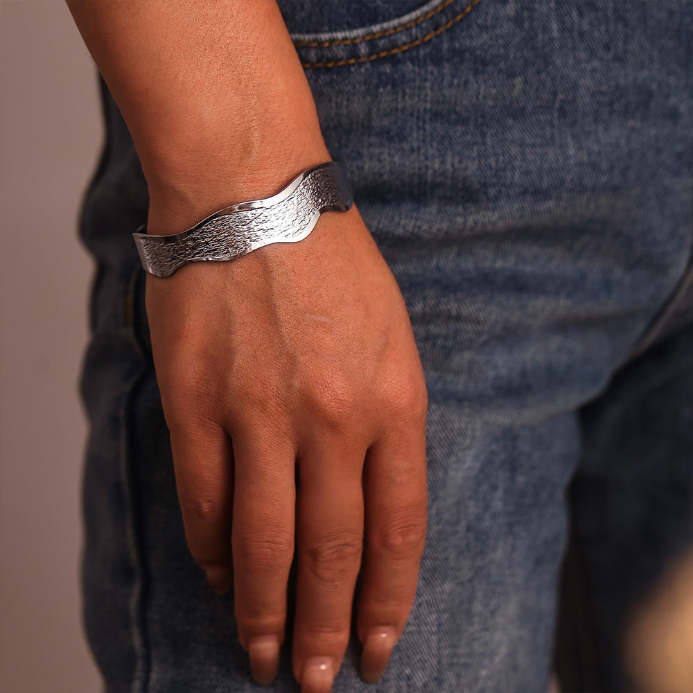 Ripple-patterned Open-ended Bracelet