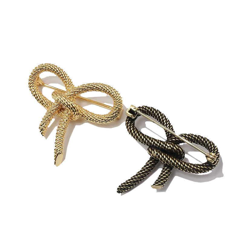 Fashionable Twisted Cable-Knit Heart-Shaped Brooch